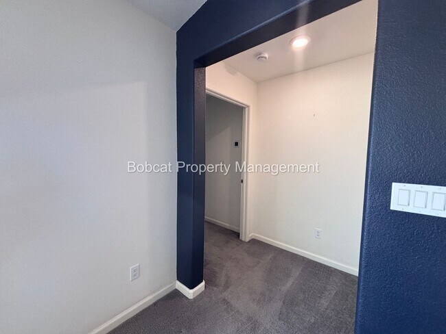 Building Photo - Large Home in Dayton with Mother In Law Quarters