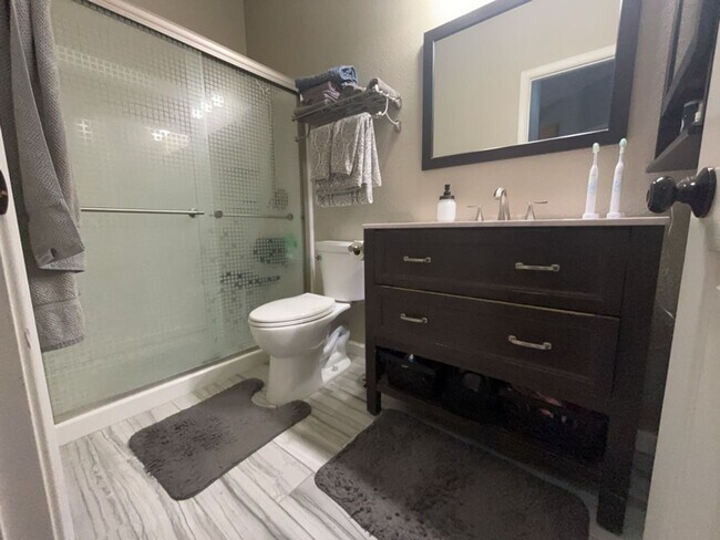 Building Photo - Spacious East Davis Home available in July!