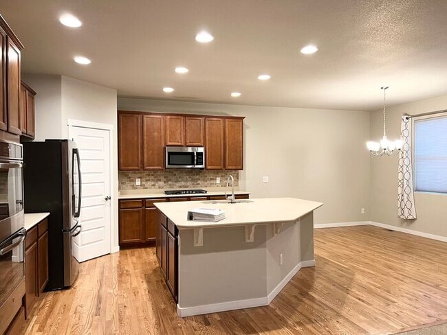 Building Photo - 5 Bedroom/4 Bathroom Ranch Style Home Loca...