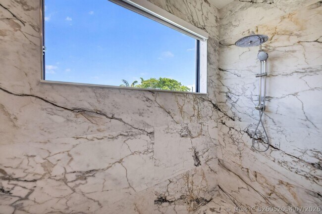 Building Photo - 704 SW 9th St