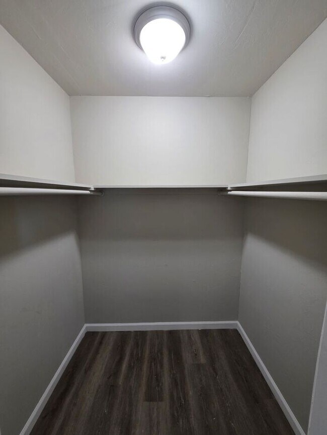 Building Photo - Newley Remodeled 1 Bed, 1 Bath Apartment at Monterey Square