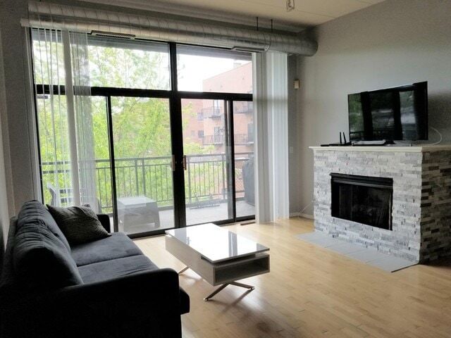 Building Photo - 3944 N Claremont Ave