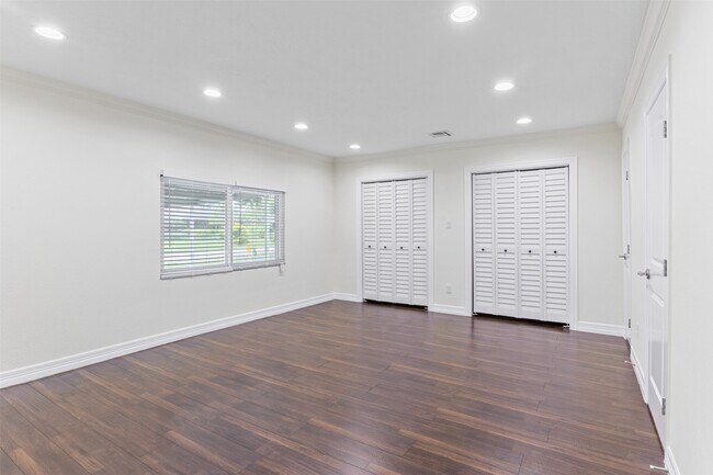 Building Photo - 1918 Crestdale Dr