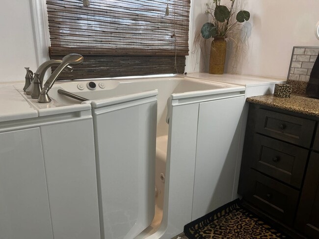 Building Photo - One Level Home in New London