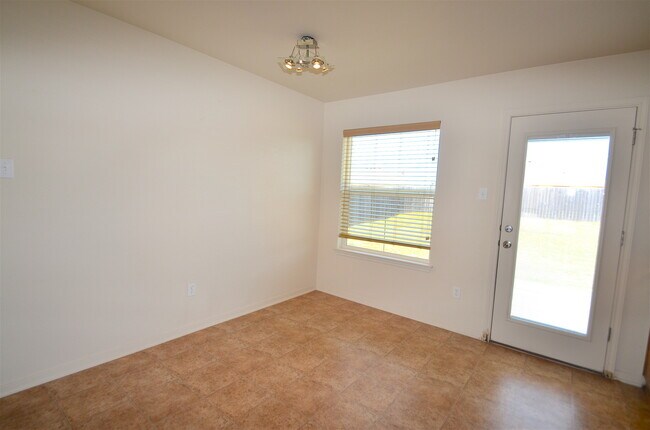 Building Photo - GREAT 3 BED/2 BATH HOME IN SKYLINE RIDGE- ...