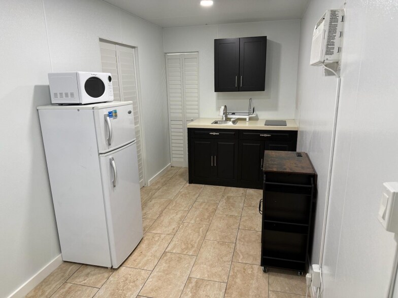 Primary Photo - 231 W 41st St