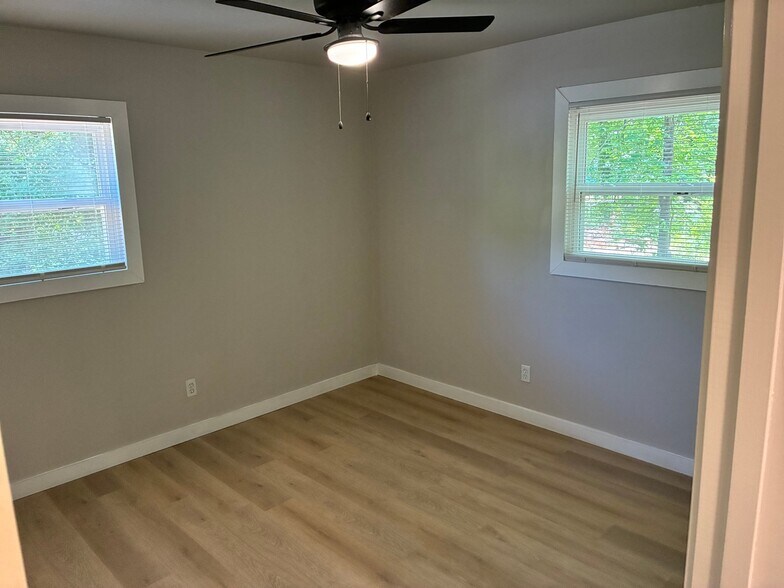 Building Photo - 6109 Oakwood Cir SW