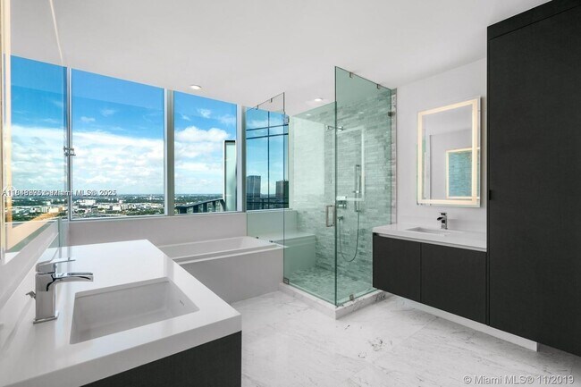 Building Photo - 851 NE 1st Ave