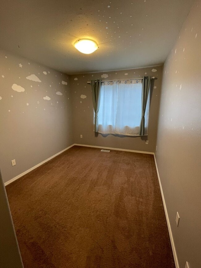 Building Photo - Three bedroom located near JBER