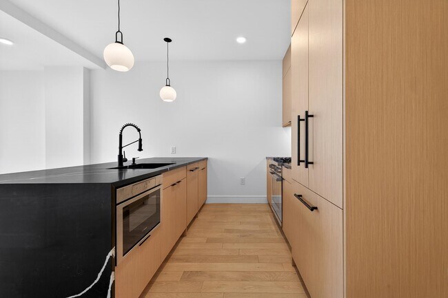 Building Photo - 139 Christopher Columbus Dr