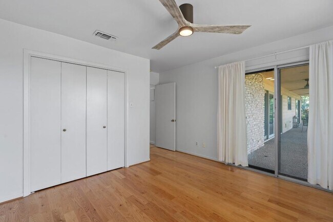 Building Photo - 103 Comet