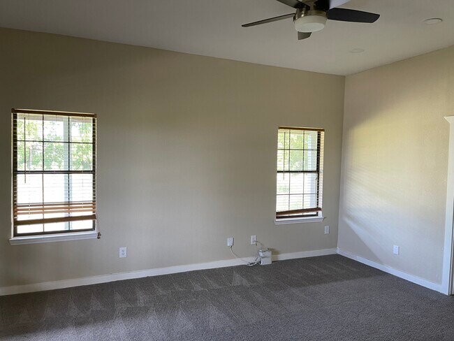 Building Photo - 15500 University Dr