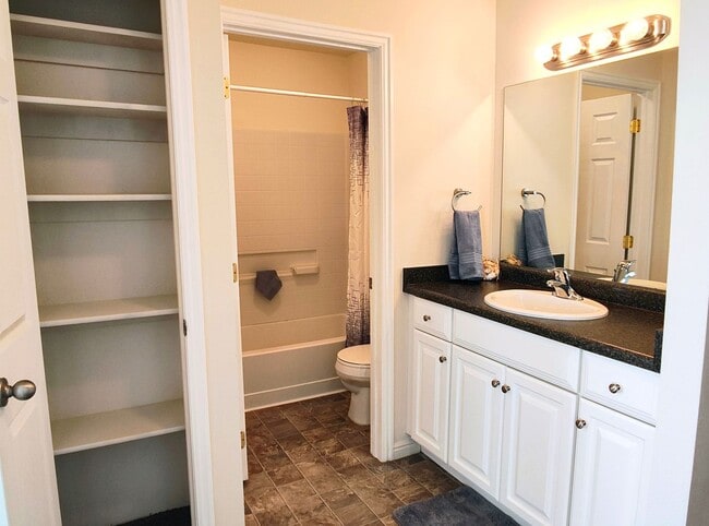 Building Photo - Great 3 Bd 2.5 Bath Townhome