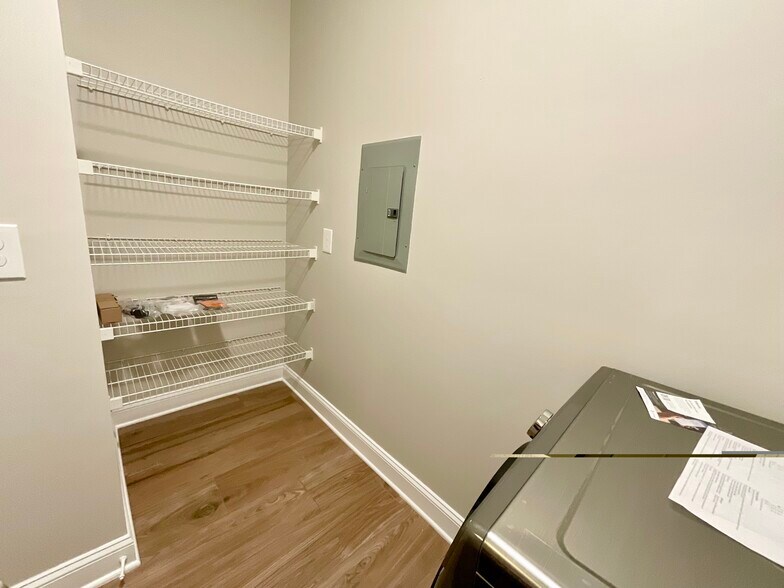 Building Photo - 833 Providence Glen Dr