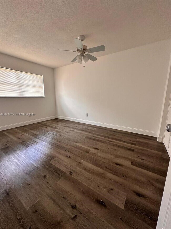 Building Photo - 5540 SW 38th Ct