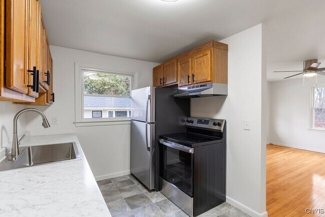 Building Photo - 27 Mcpherson St