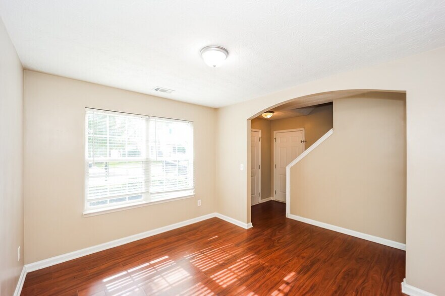 Building Photo - 9494 Lakeview Rd