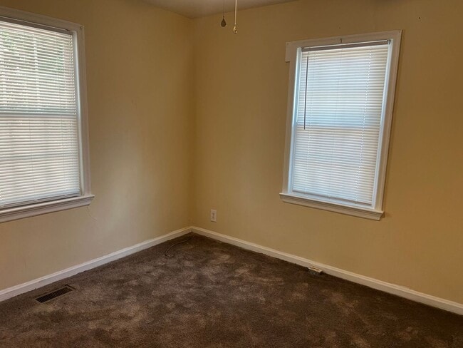 Building Photo - 2 Bedroom House - Section 8 Accepted