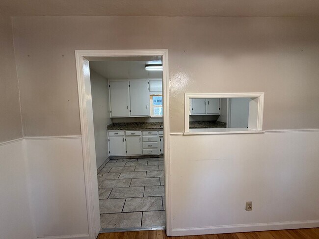 Building Photo - Single story in the heart of Modesto!