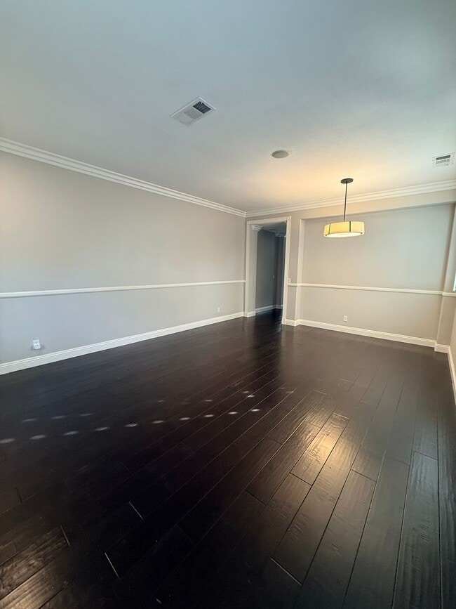 Building Photo - Beautiful 4 Bedroom, 2.5 Bathroom Home in West Irvine Pointe Community