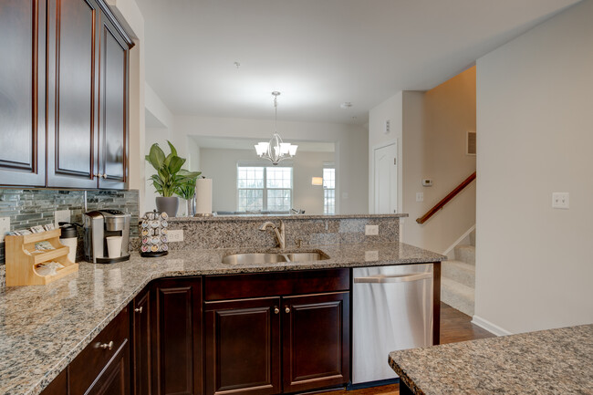 Kitchen - 526 Victorianna Dr