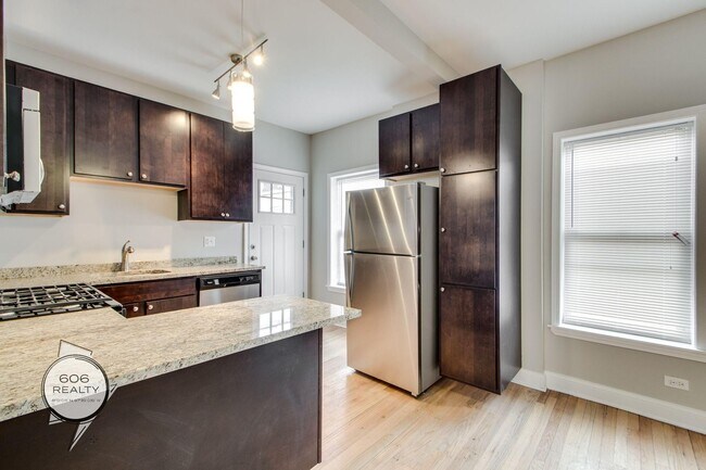 Building Photo - Beautiful Rehabbed Hyde Park Apartments! S...