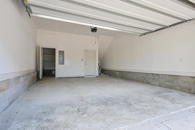 Building Photo - 900 Meridian St