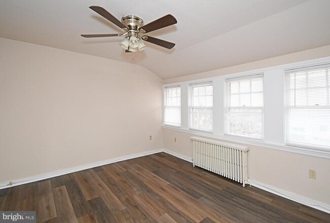 Building Photo - 254 Morris St