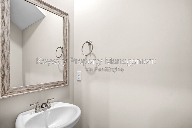 Building Photo - 3225 Venetian Dr