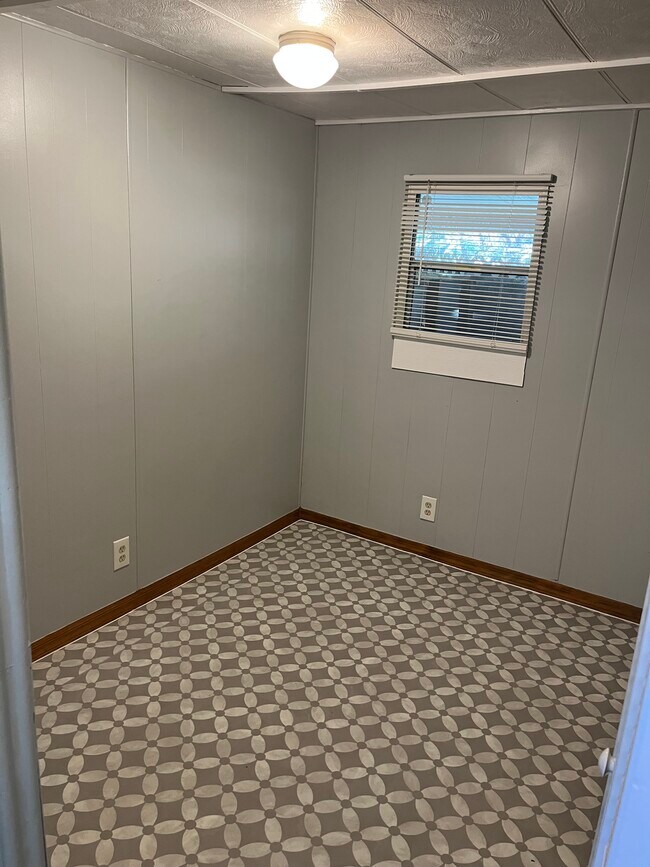 Building Photo - 9441 Teak St