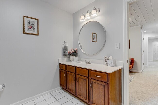 Building Photo - 1765 Hartwell Manor N