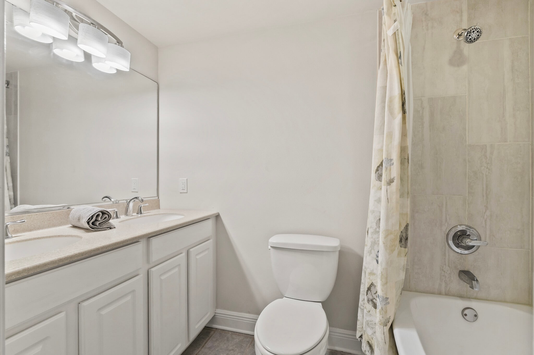 Full dual vanity bath with tub upstairs - 305 E 14th Ave