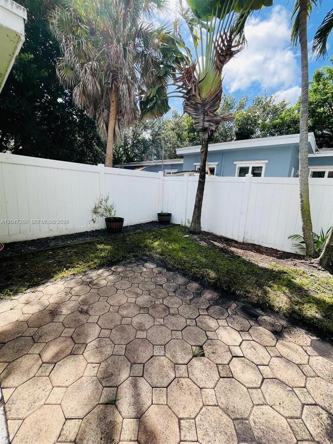 Building Photo - 2500 NW 9th Ln