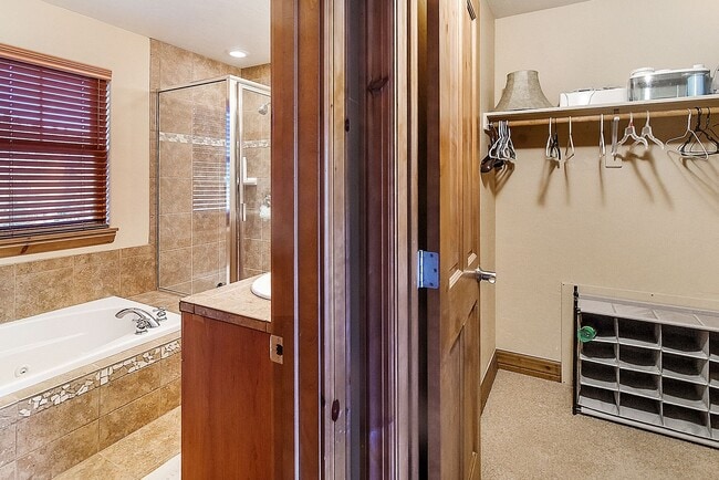 Building Photo - Beautiful townhome, ski shuttle, views, ut...
