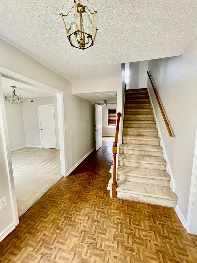 Building Photo - Welcome to this beautiful 5-bedroom, 2-bathroom home located in the vibrant city of Charlotte, NC