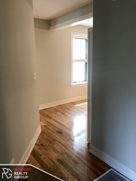 Building Photo - 3900 N Janssen Ave