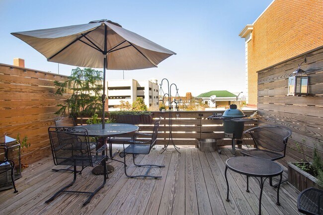 Building Photo - Spacious 3 Bedroom/3 Bathroom Townhome with Private Rooftop Deck