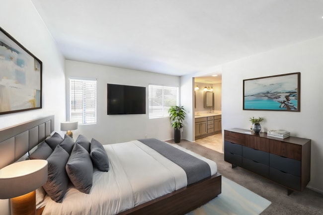 Building Photo - Beautiful 2 bedroom Irvine Townhome