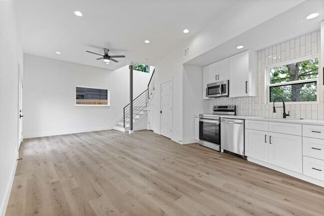 Building Photo - 8507 Hathaway Dr