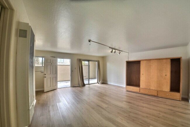 Building Photo - 1907 Greenwich St