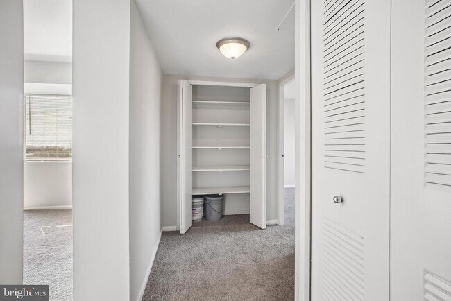 Building Photo - 5831 Quantrell Ave
