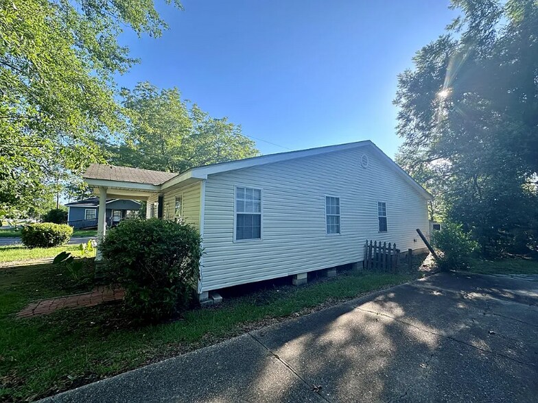 Building Photo - 1096 Fountain St