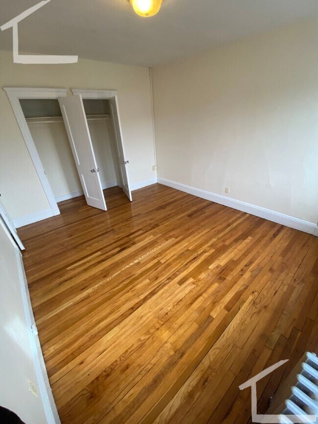 Building Photo - 1BD + HEAT & HW * BRIGHTON *