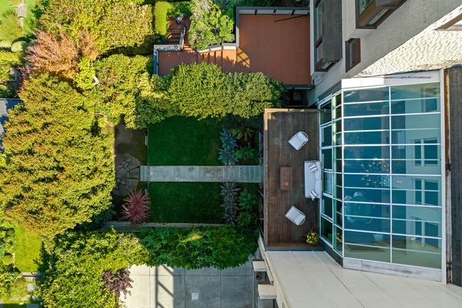 Building Photo - 2470 Broadway