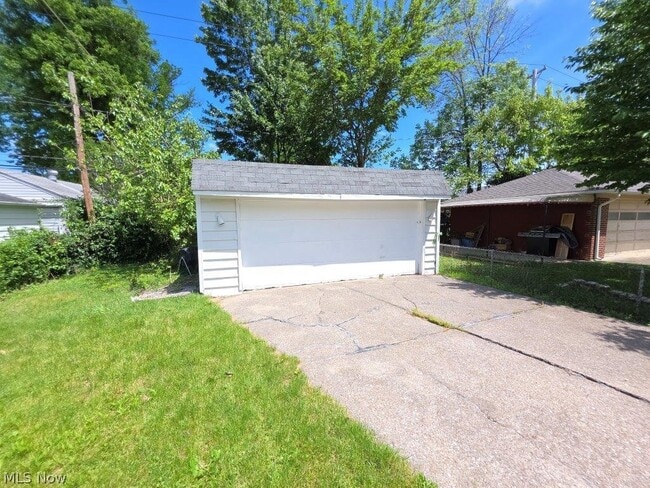 Building Photo - 20632 Woodstock Ave