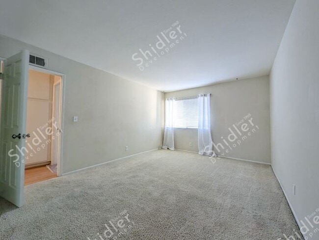 Building Photo - 2 Bed 1 Bath No one Above You