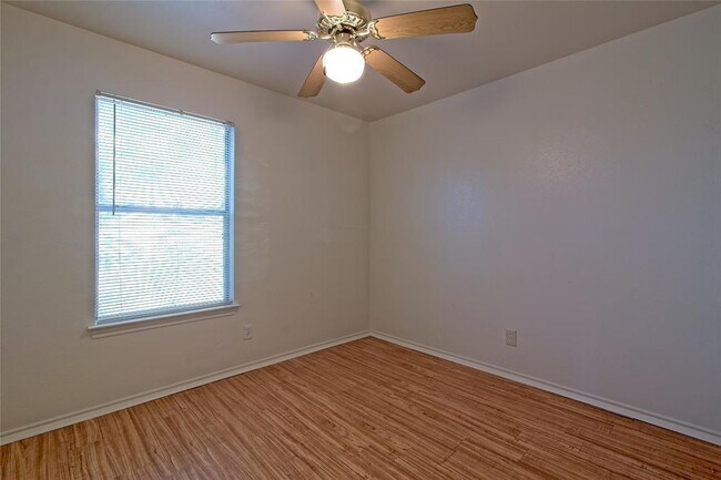 Building Photo - 2211 Creekside Ln