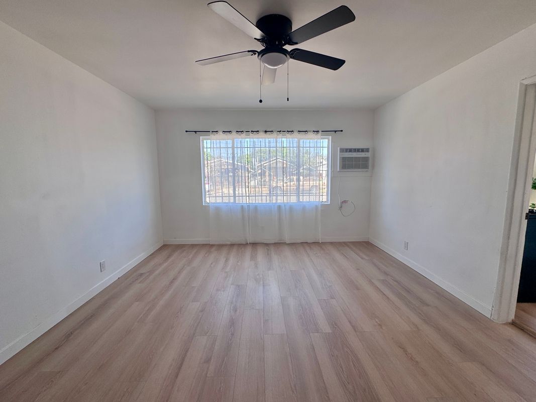 Building Photo - 1542 W 60th St