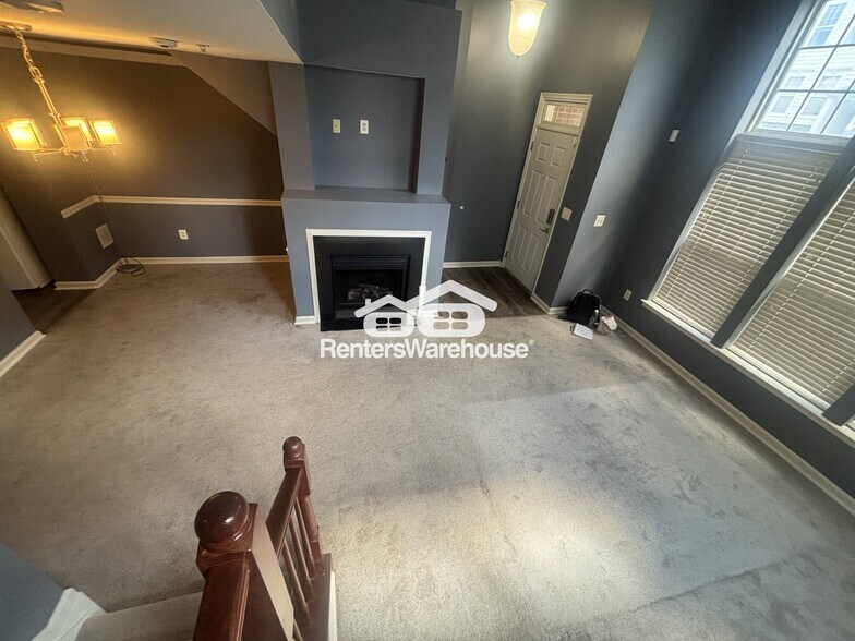 Building Photo - 923 Pine Forest Ln