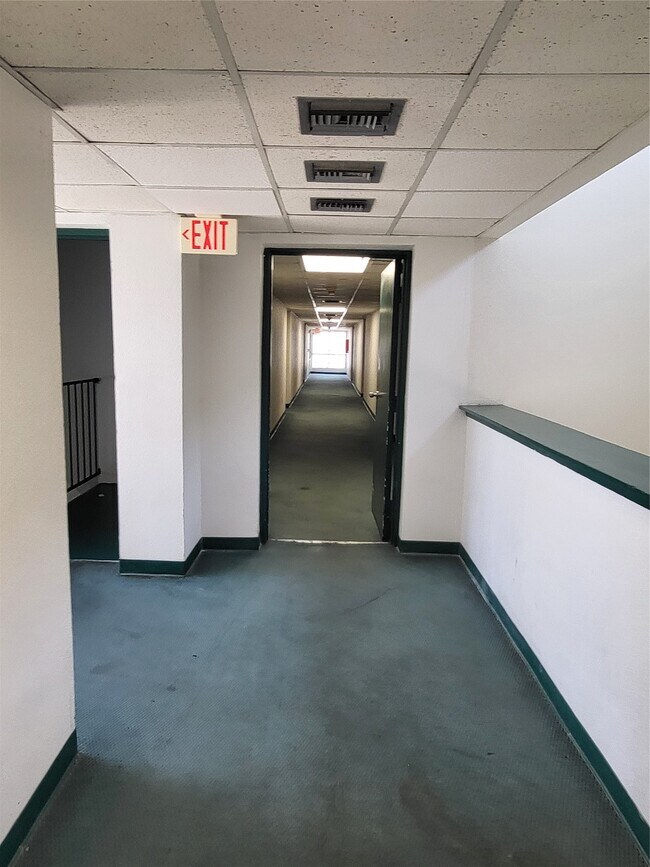 Building Photo - 2818 S Bartell Dr